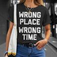 Wrong Place Wrong Time Con Texto En Inglés Wrong Time Camiseta unisex Regalos para ella