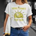 Lustig Hier Kommt Die Sonne Sonnenschein Sonnige Tage Sommer Frühling T-Shirt Geschenke für Sie