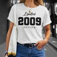 Retro 15 Años Nacido En 2009 Edición Limitada 15 Cumpleaños Camiseta unisex Regalos para ella