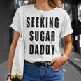 Seeking Sugar Daddy Dad Geburtstagatertag Papa Lustiger Witz Mit-Ausschnitt T-Shirt Geschenke für Sie