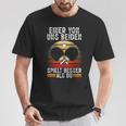 Ein Von Uns Beiden Spielt Besser Tischten T-Shirt Lustige Geschenke