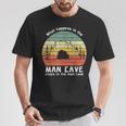 Gracioso Lo Que Sucede En La Cueva Del Hombre Se Queda En La Cueva Del Hombre Camiseta unisex Regalos divertidos