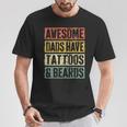 Hombre Awesome Dads Have Tattoos And Beards Día Del Padre Camiseta unisex Regalos divertidos