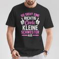 So Sieht Eine Richtig Coole Kleine Schwester Aus T-Shirt Lustige Geschenke