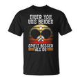 Ein Von Uns Beiden Spielt Besser Tischten T-Shirt
