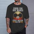 Ein Von Uns Beiden Spielt Besser Tischten T-Shirt Geschenke für Ihn