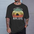 Gracioso Lo Que Sucede En La Cueva Del Hombre Se Queda En La Cueva Del Hombre Camiseta unisex Regalos para él