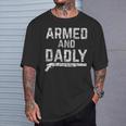 Herren Armed And Dadly Lustiger Bewaffneter Papa Pun Tödlicherater Witz T-Shirt Geschenke für Ihn