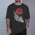 Rote Rose Weißes Skelett Hand Hält Eine Rote Rose T-Shirt Geschenke für Ihn