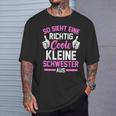 So Sieht Eine Richtig Coole Kleine Schwester Aus T-Shirt Geschenke für Ihn