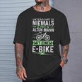 Unterschätze Niemals Einen Alten Mann Mit Ein E-Bike T-Shirt Geschenke für Ihn