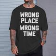 Wrong Place Wrong Time Con Texto En Inglés Wrong Time Camiseta unisex Regalos para él