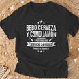 Bebo Cerveza Y Como Jamon A Domicilio Servicio Garantizado Camiseta unisex Regalos para ancianos