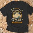 Damen Being Grandpa Is An Honor Being Papa Is Priceless Best Dad Mit-Ausschnitt T-Shirt Geschenke für alte Männer