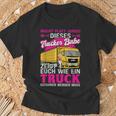 Dieses Trucker Babe Shows Euch Wie Ein Truck Gefahren Wird T-Shirt Geschenke für alte Männer