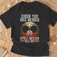 Ein Von Uns Beiden Spielt Besser Tischten T-Shirt Geschenke für alte Männer
