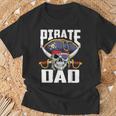 Family Skull Pirate Dad Jolly Roger Crossbones Flag T-Shirt Gifts for Old Men