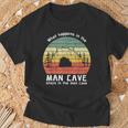 Gracioso Lo Que Sucede En La Cueva Del Hombre Se Queda En La Cueva Del Hombre Camiseta unisex Regalos para ancianos