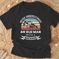 Herren Old Man With A Backhoe Lustiger Bagger Geschenk Papa T-Shirt Geschenke für alte Männer