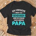 Icherversuche Mich Zu Benehmen Aber Komme Nach Meiner Papa T-Shirt Geschenke für alte Männer