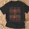 Tengo Dos Títulos Perro Papá Y Gato Papá Y Los Rock Ambos Camiseta unisex Regalos para ancianos