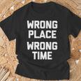 Wrong Place Wrong Time Con Texto En Inglés Wrong Time Camiseta unisex Regalos para ancianos