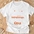 Kinder Ichersuche Mich Zu Benehmen Opa Children's Slogan T-Shirt Geschenke für alte Männer