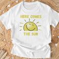 Lustig Hier Kommt Die Sonne Sonnenschein Sonnige Tage Sommer Frühling T-Shirt Geschenke für alte Männer