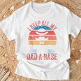 Vintage Dad Ich Halte Alle Meine Papa-Witze In Einem Dad-A-Base Lustig Kapuzenjacke T-Shirt Geschenke für alte Männer